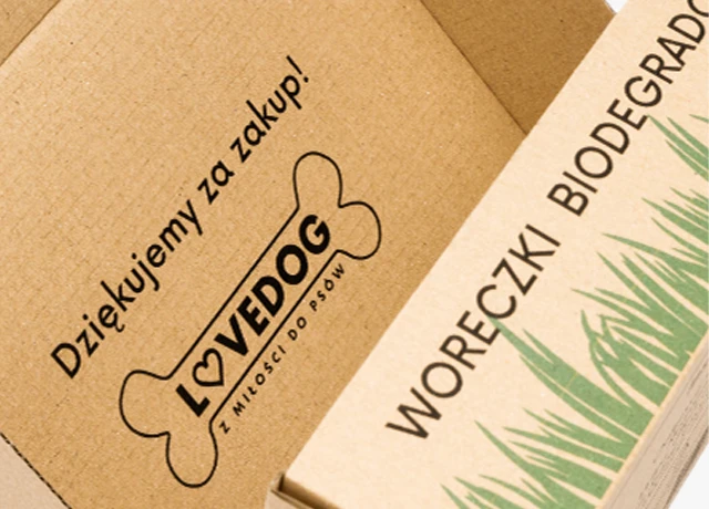 pudełko kartonowe z kolorowym nadrukiem do wysyłki akcesoriów dla psów woreczki eco 